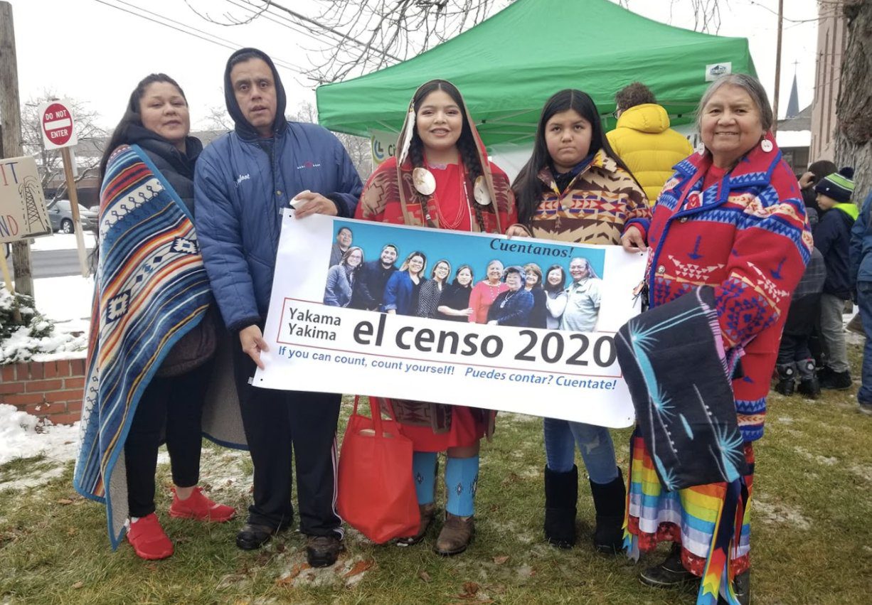 group of people with a sign that says el censo 2020